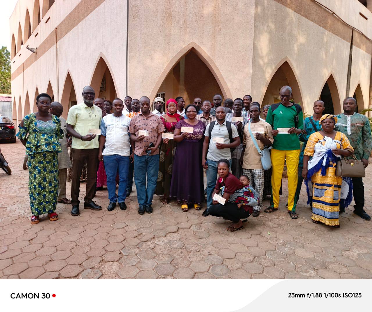 Une photo de l'ensemble des promoteurs recevant leurs chèques